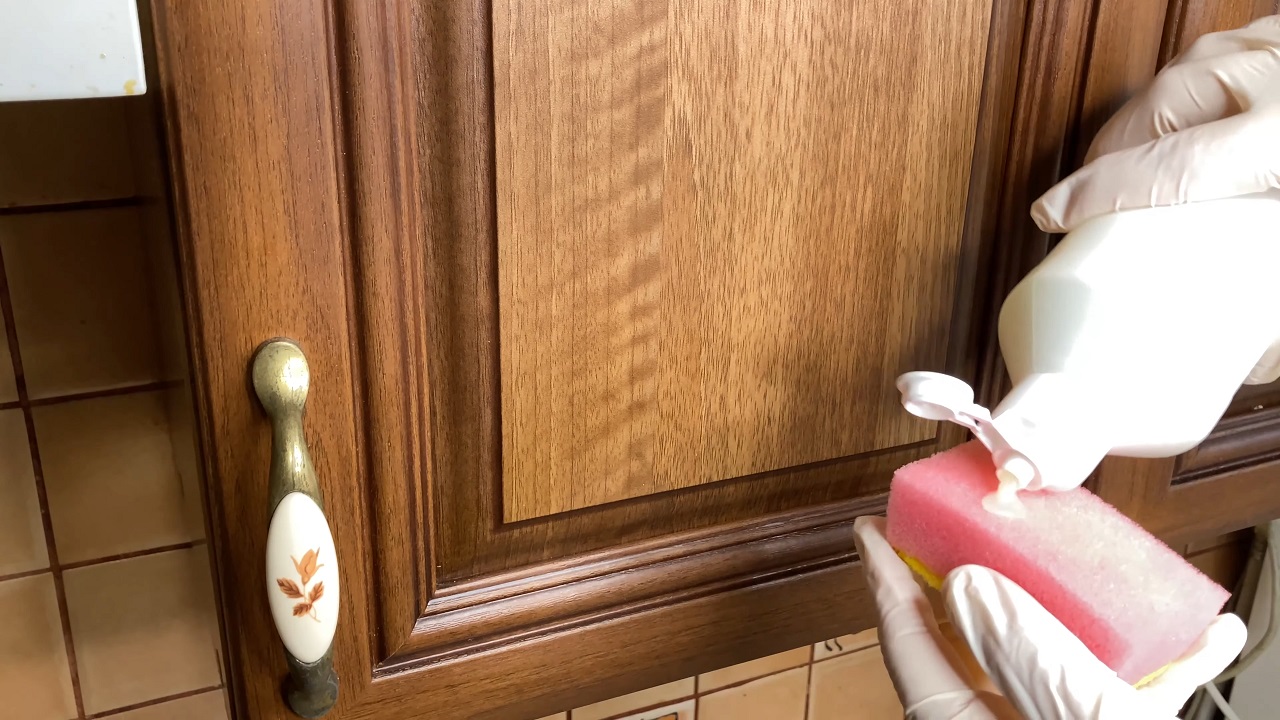 Cleaning kitchen cabinets with dish soap